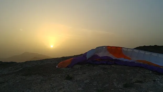 ganz-alleine-bei-sonnenuntergang-auf-dem-vulkan_40020286933.mp4